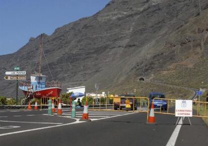 Imagen del cierre de la carretera AH-1 en dirección al túnel de Los Roquillos tras los desprendimientos en las laderas exteriores del túnel y en la carretera de Taracón por el terremoto del sábado