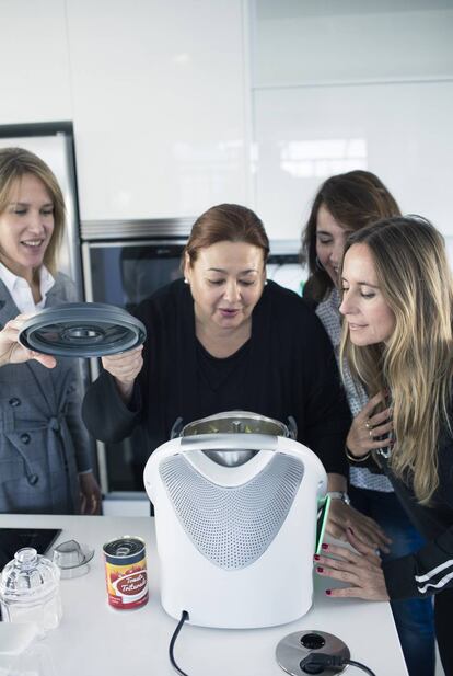 El robot no se vende en tiendas y la venta online está descartada. Thermomix se presenta a través de una degustación con invitados. De izquierda a derecha, Cristina Fonseca (agente comercial), María del Carmen Cortés, Claudia Leguizamón y Cecilia Di Luca (anfitriona).