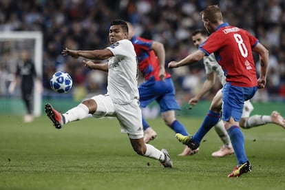 El centrocampista del Real Madrid, Casemiro, intenta bloquear un disparo en una ocasión del Viktoria Pilsen.