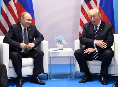 Vladimir Putin y Donald Trump en la cumbre del G20, en Hamburgo, Alemania, el 7 de julio de 2017.