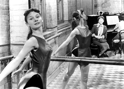 En 1951 fue fichada por la productora especialista en comedias, Associated British Films. Gracias a sus conocimientos en danza obtuvo un papel secundario en la película 'The secret people'. Audrey Hepburn en un fotograma del esta obra fechada en 1952.