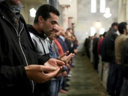 Varias personas rezan en Centro Cultural Isl&aacute;mico de Madrid el viernes.