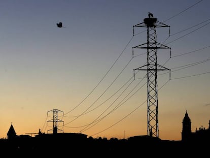 Tendido el&eacute;ctrico en Pamplona. 