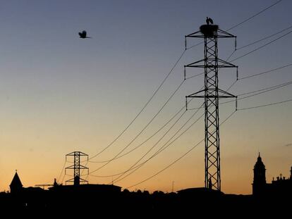 Tendido eléctrico en Pamplona.