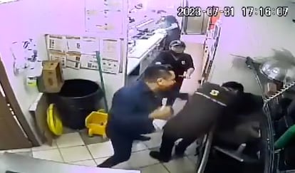 Momento en que un empleado de Subway es golpeado por un cliente en San Luis Potosí, México.