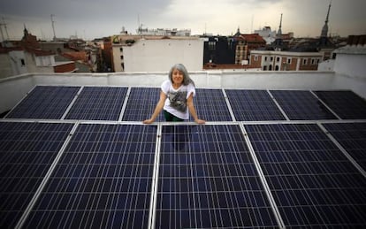 Montse Romanillos, en la azotea del edificio donde vive y cuya comunidad autoproduce parte de la energ&iacute;a que consume en las zonas comunes. 