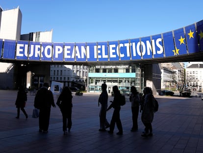 Cartel electoral de las elecciones europeas que se celebrarán el próximo junio, en el exterior de la sede de Bruselas del Parlamento Europeo.