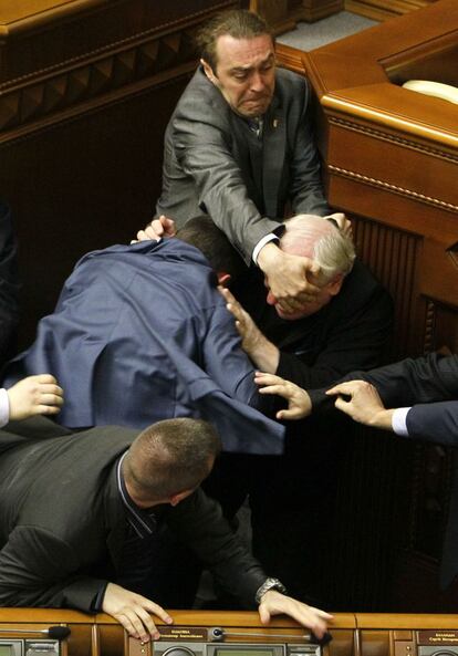 Diputados se enfrentan durante la sesión del parlamento en Kiev,