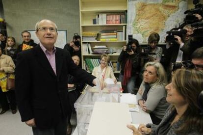 The Socialist candidate José Montilla casts his vote in Sant Just Desvern.