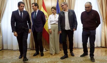 La ministra de Trabajo, Yolanda DÃ­az, antes de una reunión con los dirigentes de las patronales CEOE, Antonio Garamendi, y Cepyme, Gerardo Cuerva, y de los sindicatos, CCOO, Unai Sordo, y UGT, Pepe Álvarez.