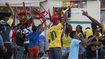 Moradores de Itaquera comemoram na avenida Miguel Inácio Curi o primeiro gol do Brasil.