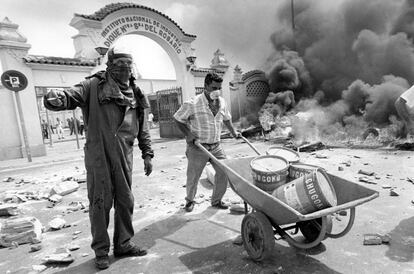 Cádiz, 26 de septiembre de 1995<br>Trece poli­cías heridos y un trabajador lesionado fue el balance de la jornada de protesta de los trabajadores de la ba­hía de Cádiz ante el plan de presentado por el Gobierno tras el verano de 1995, que suponía el cierre del astillero dejando en la calle a 5.200 personas.