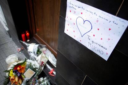 Mensajes y ramos de flores en recuerdo de una mujer asesinada en A Coruña en septiembre de 2021.