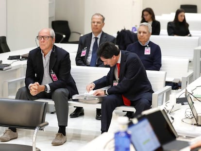 El expresidente de Caixanova Julio Fernández Gayoso (detrás, d) y tres exdirectivos de la entidad, durante el juicio.