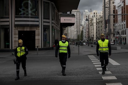 Miembros de la Unidad Militar de Emergencia patrullan por la calle Gran Vía de Madrid. Imagen tomada el 16 de marzo.