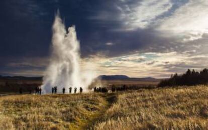 Turistas fotografiando el géiser Strokkur, en Islandia.