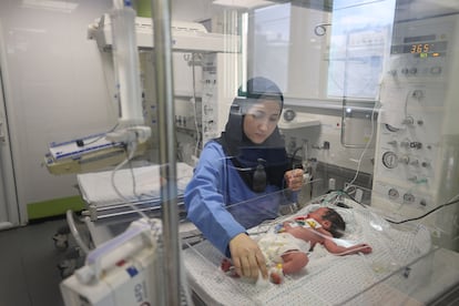 Una enfermera cuida a un bebé recién nacido en el hospital Nasser de Jan Yunis tras la muerte de su madre por un ataque aéreo israelí, este martes. 