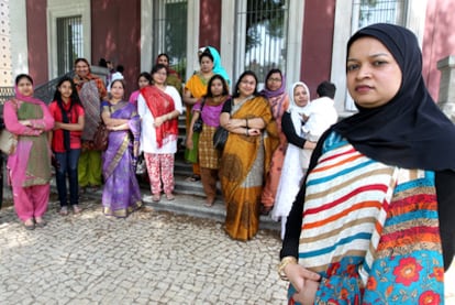 Hosneara Haque, en primer término, presidenta de la asociación de mujeres bangladeshíes BaMos.