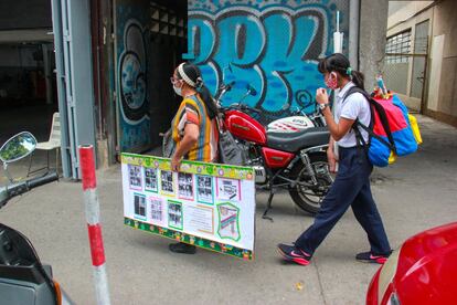 Dos estudiantes se dirigen a su centro de estudios en Caracas, Venezuela. En el último año, millones de escolares de primaria y secundaria casi no han hablado con sus profesores, y se han visto en dificultades para estudiar por no tener internet en casa y ni siquiera señal de móvil para hacer una llamada. Han quedado en el agujero negro de la desconexión en Venezuela. Además, deben recorrer los bancos durante toda una semana para sacar el dinero en efectivo para pagar un viaje en transporte público hasta su escuela, en un país en hiperinflación en el que el 96% de su población está sumida en la pobreza, de acuerdo con la última medición de la 'Encuesta de Condiciones de Vida del Venezolano'.