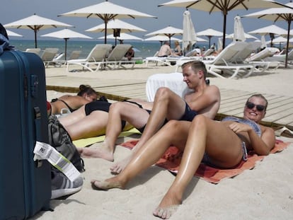 Turistas en la playa de Palma.
