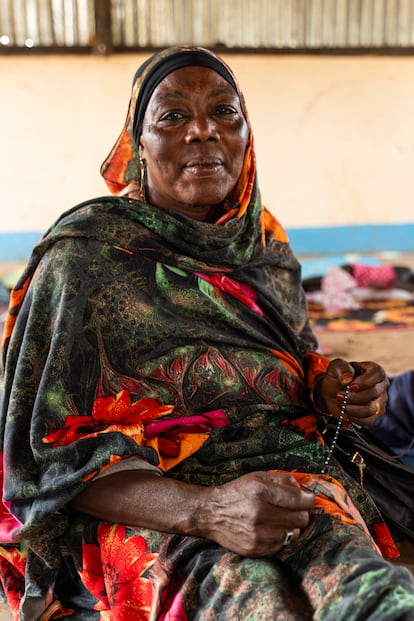 Esta es Saadiya Idrees, una refugiada procedente de Neyala, Darfur, pero residente en Jartum desde hace 30 años. Cuando empezó la guerra, huyó a Sudán del Sur con tres de sus hijos y dos nietos. Pero les perdió en el camino y todavía continúa con la esperanza de encontrarlos.
 
