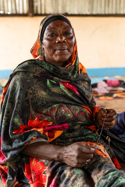 Esta es Saadiya Idrees, una refugiada procedente de Neyala, Darfur, pero residente en Jartum desde hace 30 años. Cuando empezó la guerra, huyó a Sudán del Sur con tres de sus hijos y dos nietos. Pero les perdió en el camino y todavía continúa con la esperanza de encontrarlos.