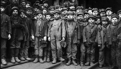 Niños trabajadores, en la entrada de una mina de carbón en Pensilvania (EE UU) en 1910.