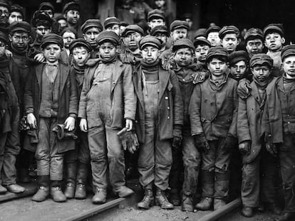 Ni&ntilde;os trabajadores, en la entrada de una mina de carb&oacute;n en Pensilvania (EE UU) en 1910.
