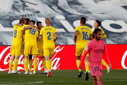 Los jugadores del Cádiz celebran tras marcar ante el Real Madrid, durante el partido de Liga en Primera División que disputan este sábado en el estadio Alfredo Di Stéfano.