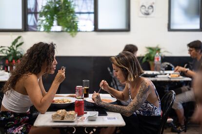 Restaurante Guixot en la calle Riereta en el barrio del Raval. Barcelona.