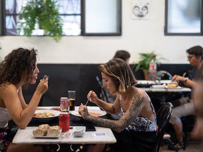 Restaurante Guixot en la calle Riereta en el barrio del Raval. Barcelona.