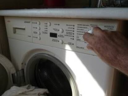 Detalle del panel de control de una lavadora doméstica. EFE/Archivo