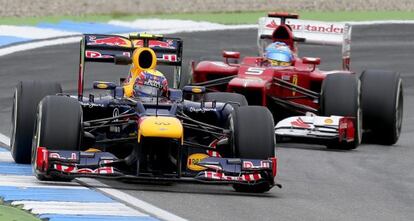 Webber y Alonso tomando una curva en los entrenamientos del Gran Premio de Alemania.