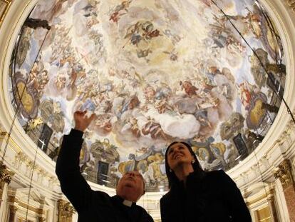<b>A DIOS LO QUE ES DE DIOS</b>. Y al César lo que es del César, es lo que transmite con sus visitas navideñas la consejera de Cultura, tras recorrer ayer el Museo Mariano de la Basílica de Valencia, a pocos días de acudir a la exposición sobre Vicent Andrés Estellés. Català ha destacado el apoyo de la Generalitat a la rehabilitación de la bóveda de la Basílica. Con el Mariano, son ya 219 las entidades museísticas valencianas.