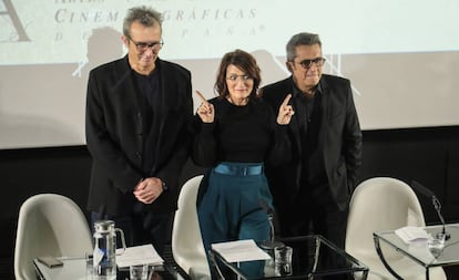 El presidente, Mariano Barroso, y los presentadores Silvia Abril y Andreu Buenafuente, en la Academia