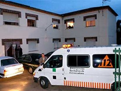 Ambulancia ante la entrada de la residencia de ancianos de Jarandilla de la Vera en Cáceres.