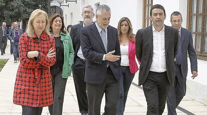 José Antonio Griñán (en el centro) acompañado de dirigentes socialistas el pasado jueves, en el Parlamento andaluz