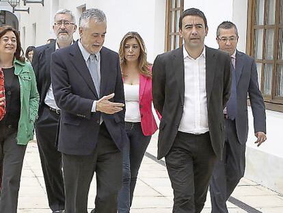 José Antonio Griñán (en el centro) acompañado de dirigentes socialistas el pasado jueves, en el Parlamento andaluz