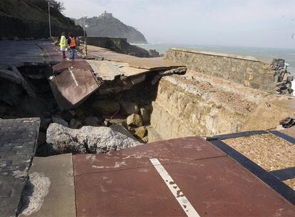 Socavón provocado por el fuerte oleaje en el Paseo Nuevo de San Sebastián.