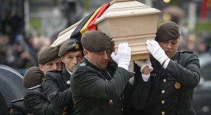 El féretro con los restos mortales de Fabiola de Bélgica a su llegada a la catedral de Bruselas.