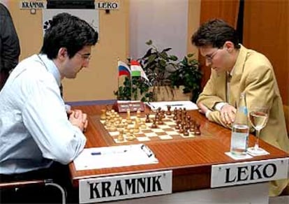 Vladímir Krámnik y Peter Leko, durante su partida final en Linares.