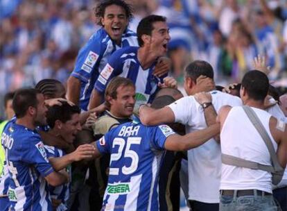 Los jugadores del Málaga festejan su ascenso tras ganar al Tenerife el pasado 15 de junio.