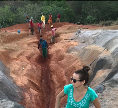 La artista Juliana Notari junto a los trabajadores que le ayudaron a construir la obra.