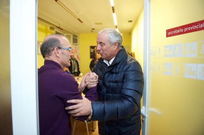 Pachi V&aacute;zquez felicita a Barquero tras conocerse los resultados.