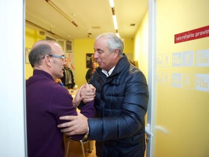 Pachi V&aacute;zquez felicita a Barquero tras conocerse los resultados.