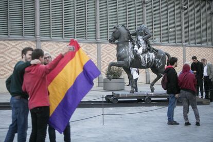Uns joves amb la bandera republicana es van fotografiar al costat de ll'estàtua.