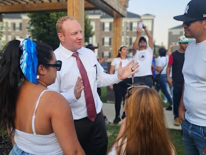 El abogado Jonathan Shaw habla con miembros de la comunidad Venezolana, en julio de 2025, en Herriman, Utah.