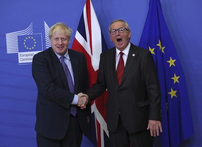 El primer ministro británico, Boris Johnson, se da la mano con el presidente de la Comisión Europea, Jean-Claude Juncker, durante un punto de prensa en la sede de la UE en Bruselas.