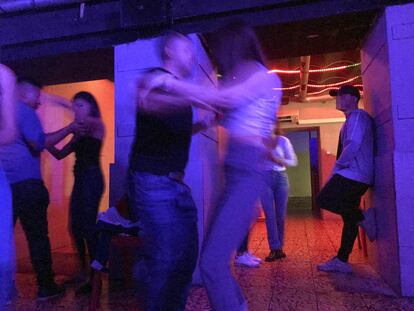 Dos parejas bailan en la discoteca de Lavapiés en la madrugada del viernes. / Video y foto: LUIS DE VEGA