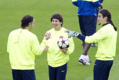 Milito, Messi y Pinto, durante el entrenamiento de ayer del Barcelona.